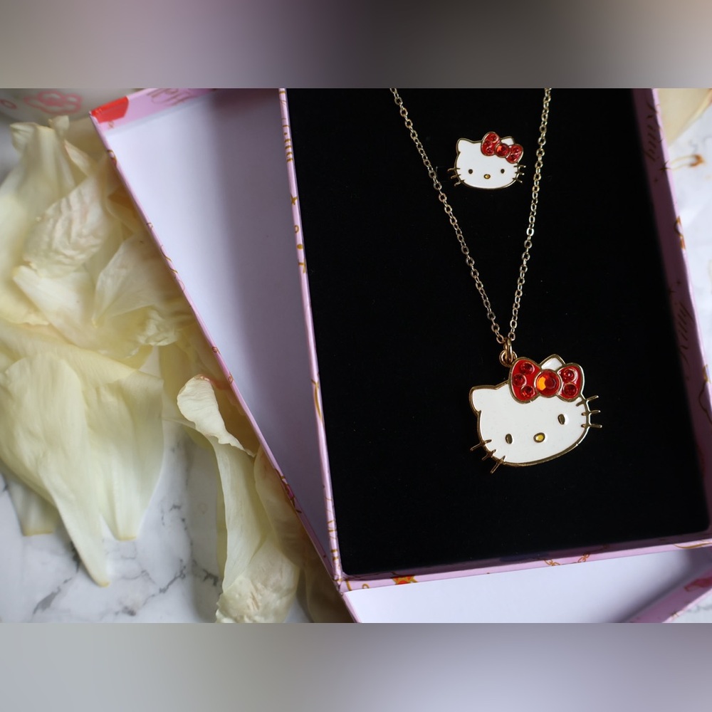 NIB Hello Kitty necklace and ring set